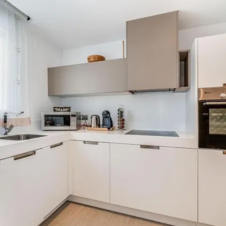 Lujoso Apartamento Con Piscina Comunitaria En La Costa Del Sol Marbella